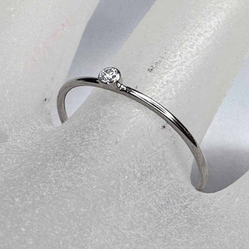 14K white gold 0.03ct G/VS2 round brilliant Solitaire Diamond stackable ring sz6 - Picture 2 of 7